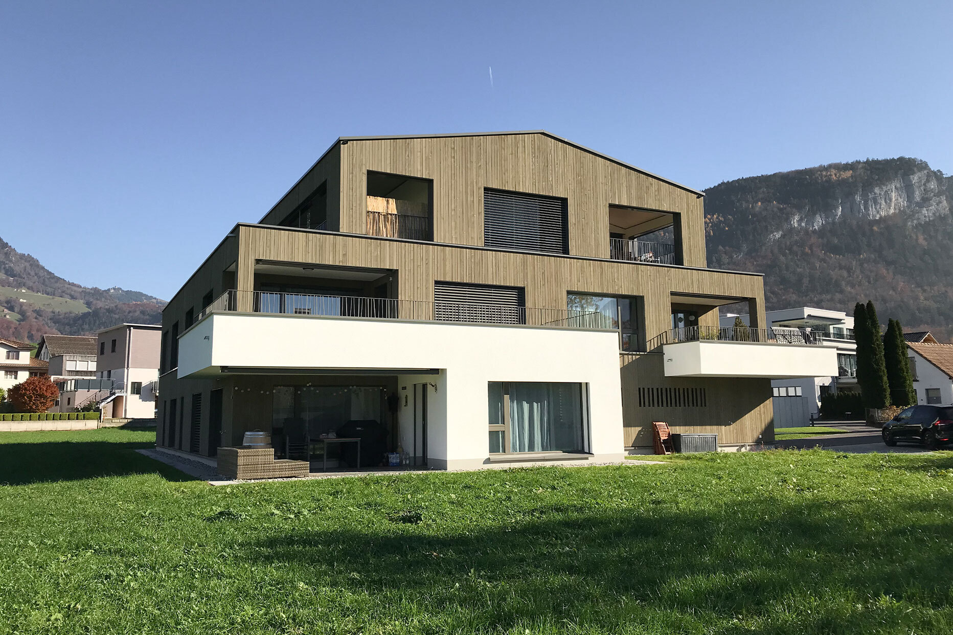Planung und Ausführung von Wand- und Dachelementen in Hybridbauweise, Innenausbau DG, Fassade in Holz, Terrassenböden – Bilder Genossame Schwyz