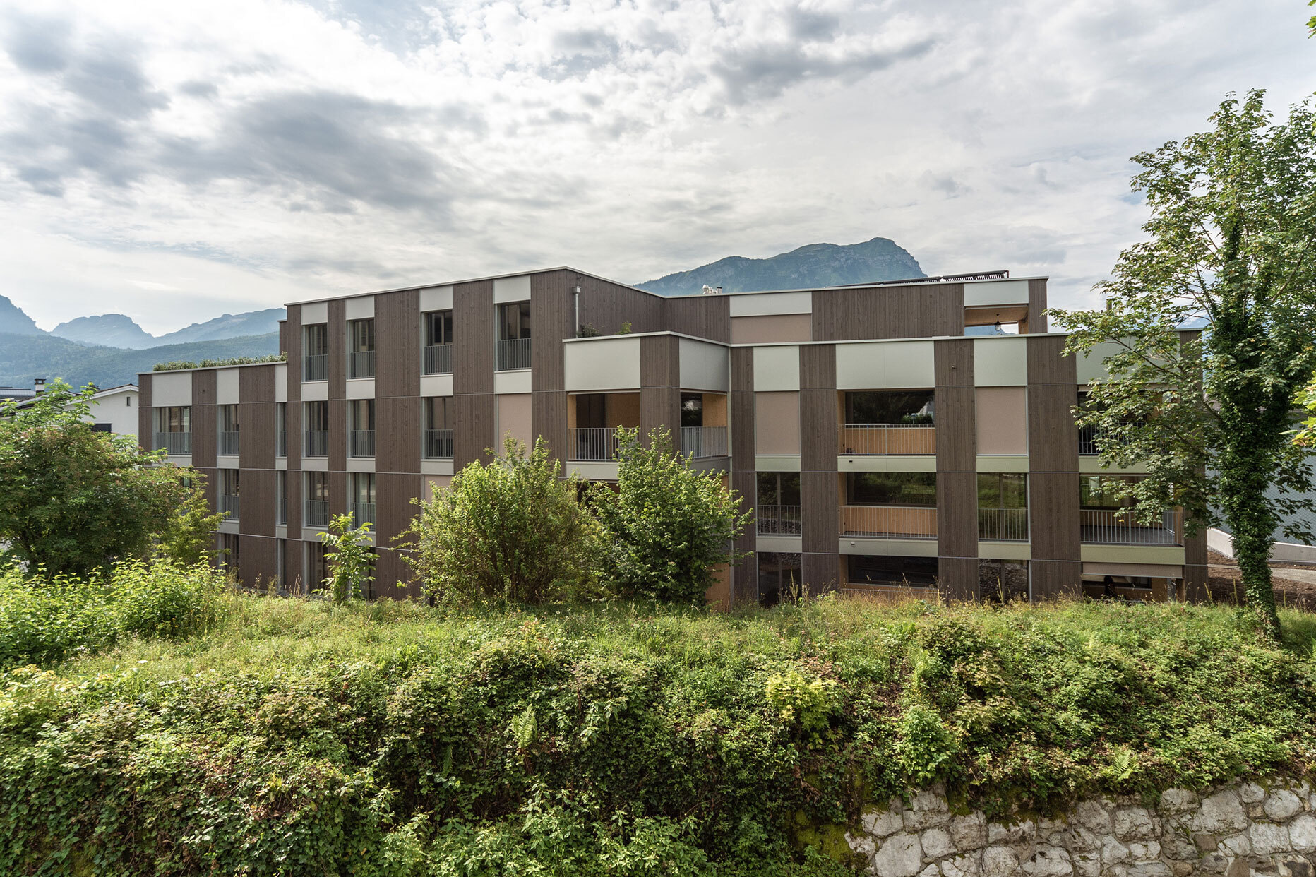 Ausführung von Fassade und Verkleidungen Terrassen in Holz, Dachränder – Bilder Plar Architekt