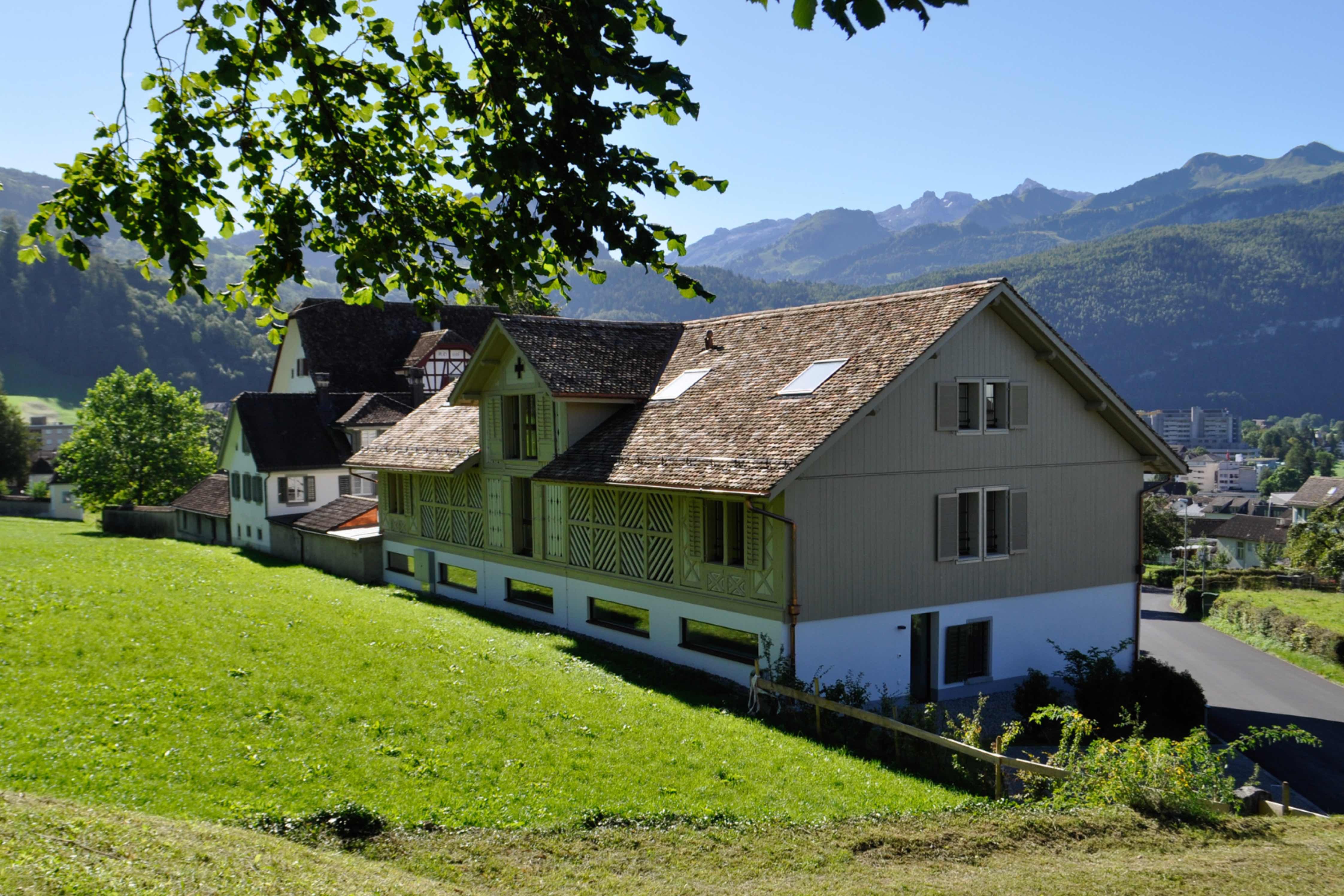 Umbau arbeiten von einem Stall zu Wohnungen, Innenausbau komplett neu, aussen Kosmetik an Fassade und Dach.